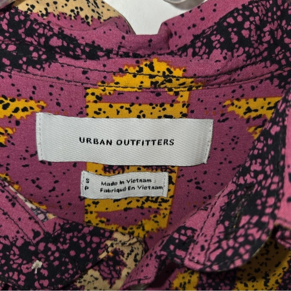 Urban Outfitters Men's Art Deco Rayon Button Down Short Sleeve Shirt - Picture 6 of 11